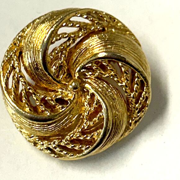 Lisner Vintage Gold Toned Knot or Pin Wheel Style Clip On Earrings - Picture 3 of 5